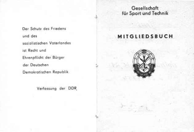 Mitgliedsbuch der Gesellschaft für Sport und Technik, Titelseite mit Zitat aus der Verfassung der DDR