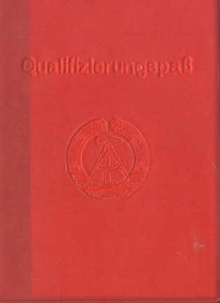 Qualifizierungspass, roter Umschlag mit Staatswappen