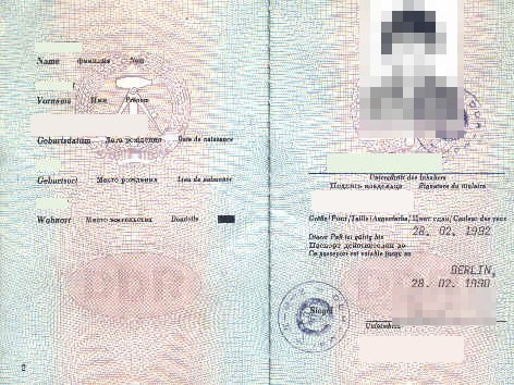 Reisepass der DDR, aufgeschlagen, dreisprachig beschriftet