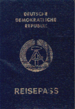 Reisepass der DDR, dunkelblauer Umschlag mit Staatswappen