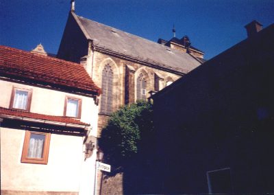 Die Kirche zwischen den Häusern der Altstadt