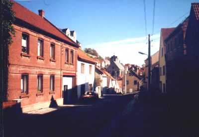 Straße mit rotem Backsteinhaus, Blick in die Altstadt