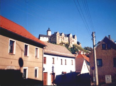 Häuserzeile mit der Burg im Hintergrund