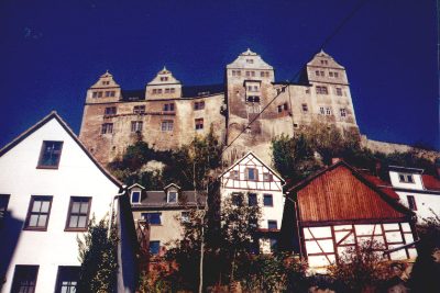 Die Burg mit ihren Renaissance-Giebeln über den Häusern