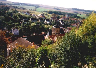 Blick vom Burgberg über die Dächer ins Land