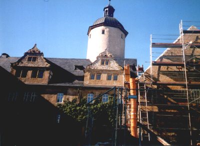 Die Burg mit Turm, eingerüstet für die Sanierung