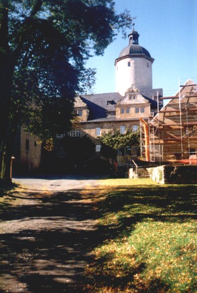 Herbstlicher Weg zur Burg mit dem weißen Turm