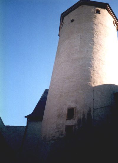 Der weiße Rundturm der Burg