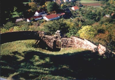 Alte Burgmauer, Blick hinunter ins Tal