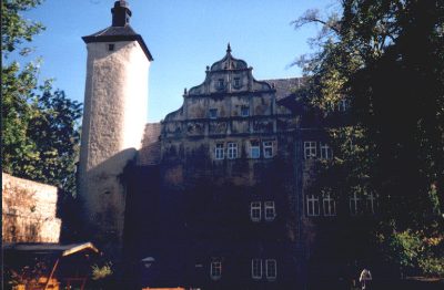 Turm und Giebelhaus im Burghof