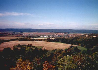 Weiter Blick über Felder und Wälder ins Thüringer Land