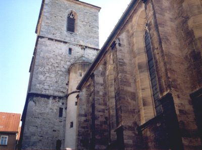 Kirchturm und Kirchenschiff aus Naturstein