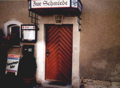 Eingang der Gaststätte „Zur Schmiede“ mit der Jahreszahl 1798
