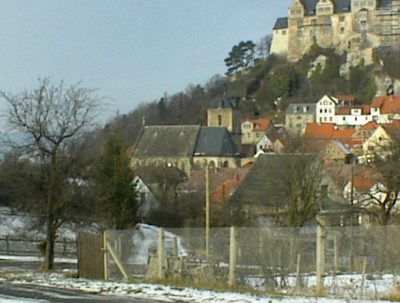 Winter in Ranis: Altstadt und Kirche unterhalb der Burg