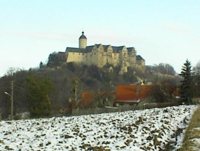 Die Burg über verschneiten Feldern