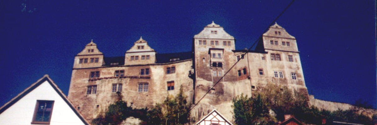 Die Burg Ranis mit ihren Giebeln über den Häusern der Stadt